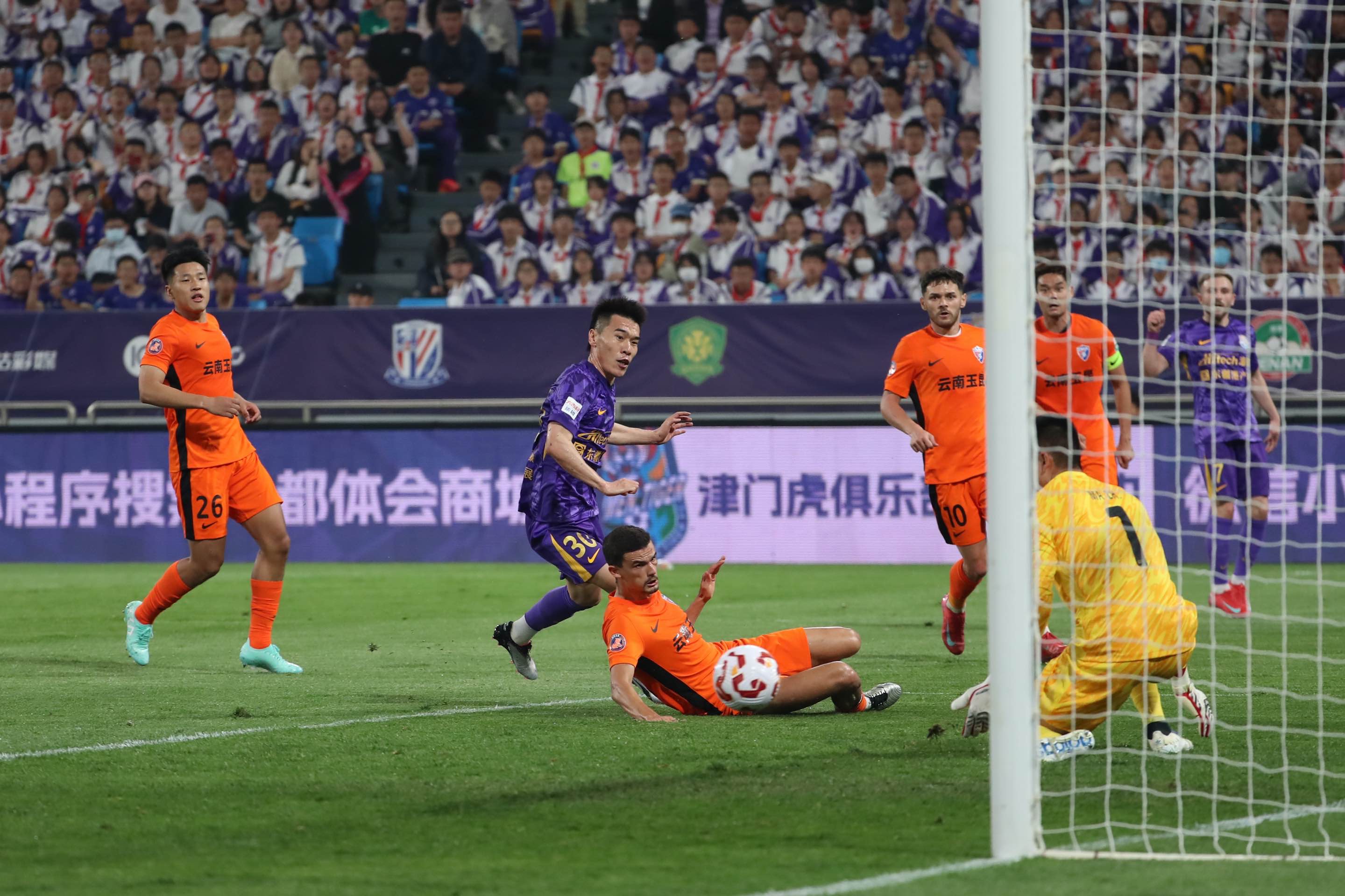 本赛季国内足球比赛首轮火爆展开 本赛季国内足球比赛首轮火爆展开