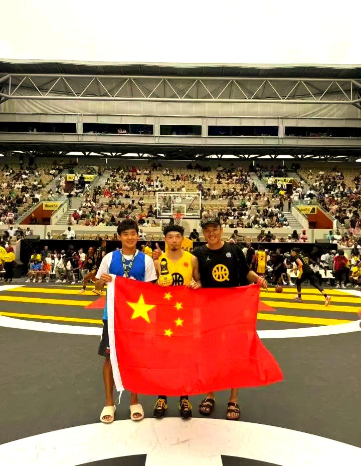 传奇球星展现技艺，引领球队取得胜利