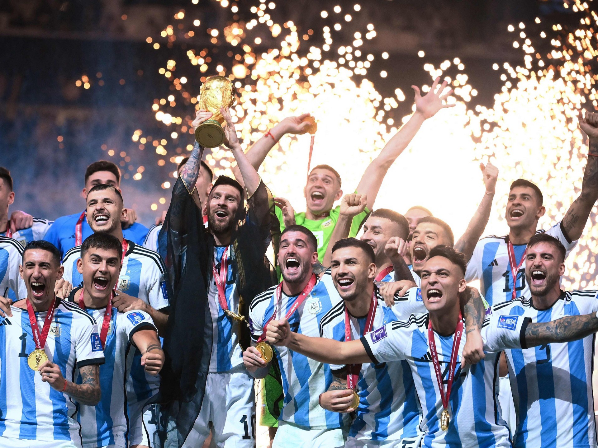 传奇球星展现技艺，引领球队取得胜利