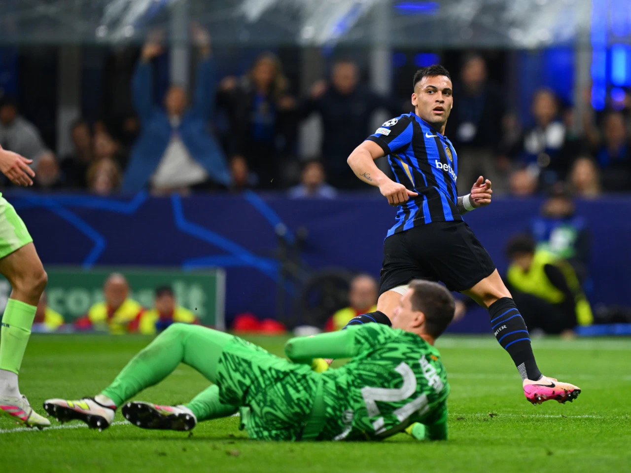 熊猫体育app-沙尔克04主场惜败汉堡，欧联杯席位受挑战