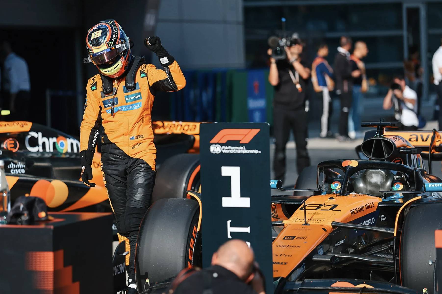 包含梅赛德斯横扫迈凯伦，汉密尔顿扛起全队的词条